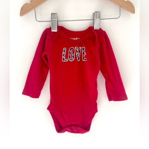 6/$20💥NB LOVE Plaid Tartan Graphic Tee Onesie Bodysuit, Long Sleeve, Deep Red - Picture 2 of 9